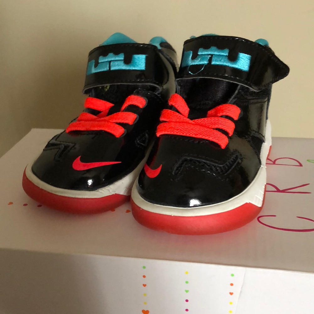 Toddlers Nike shoes size 4